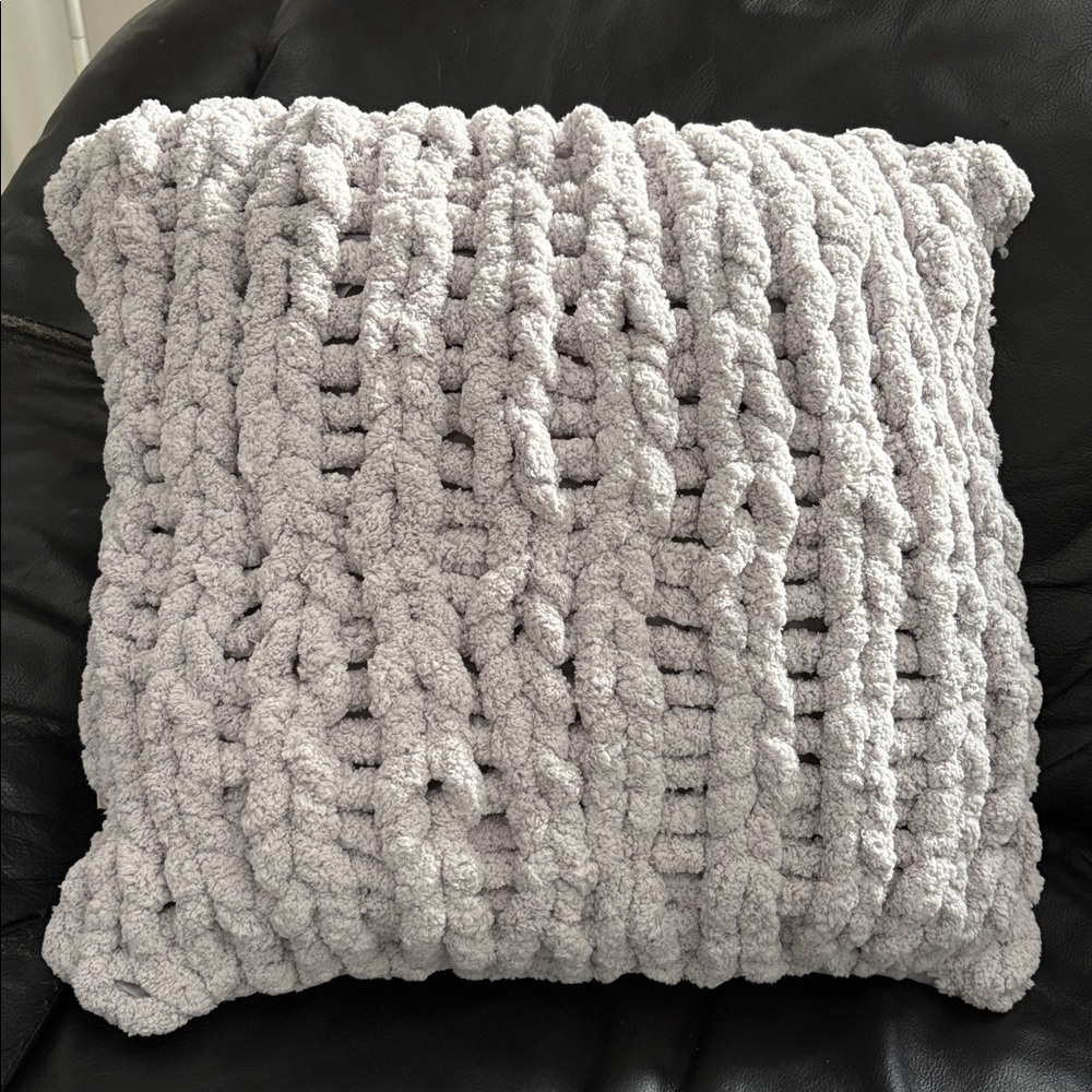 🪷NWOT Grey Chunky Knit Pillow Cover, 18" X 18" - Picture 4 of 4